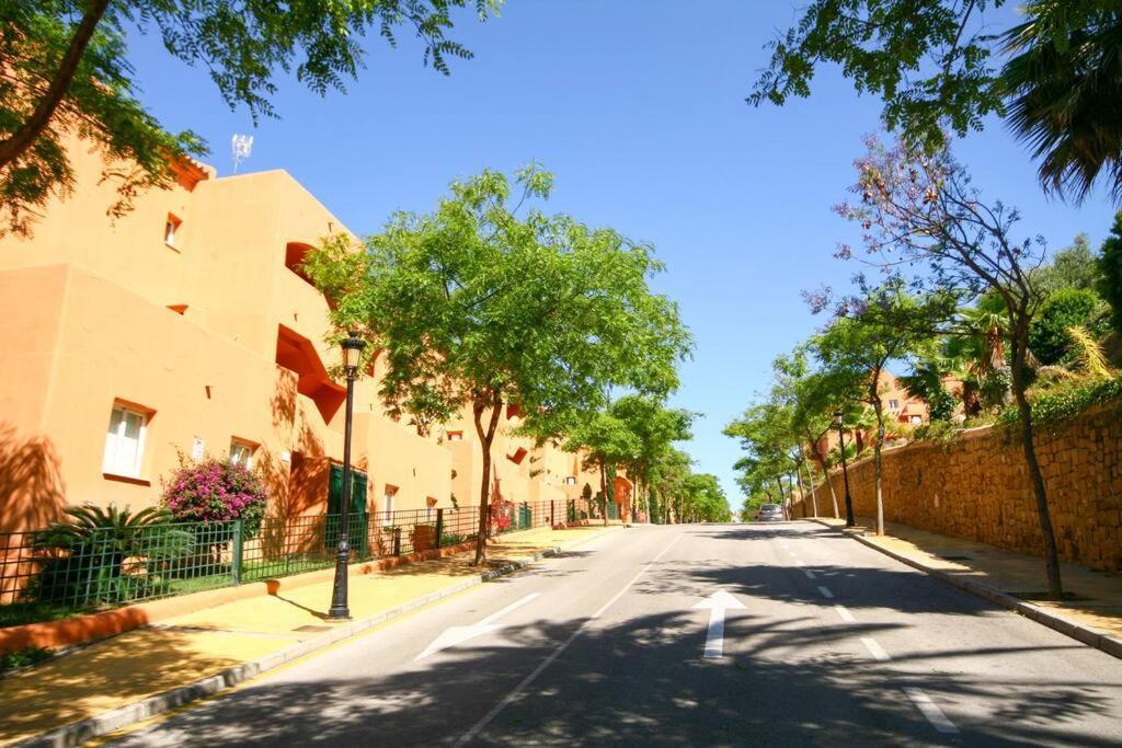Lovely 2 Bedroom Apt Near Golf Los Lagos Elviria Marbella Exterior photo